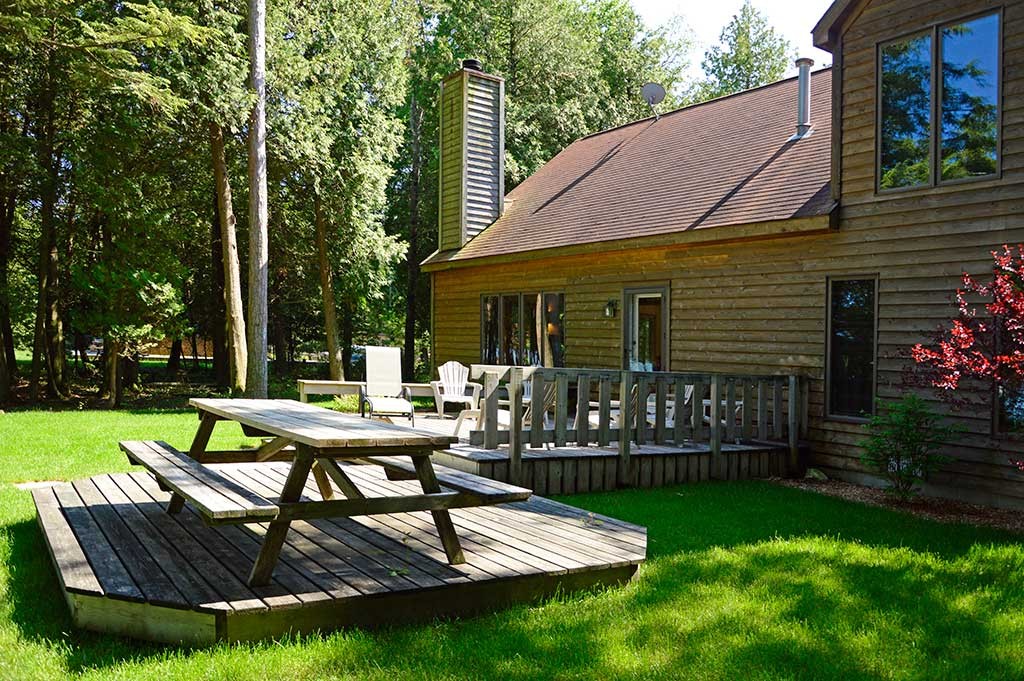 Carlsson's Europe Lake Guest House, picnic table and rear deck